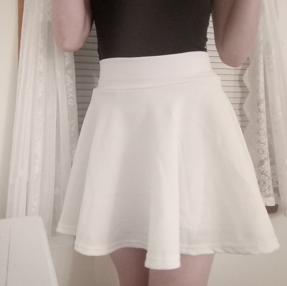 DJT - White Circle / Skater / Flared Skirt w/built in shorts underneath - Picture 7 of 10